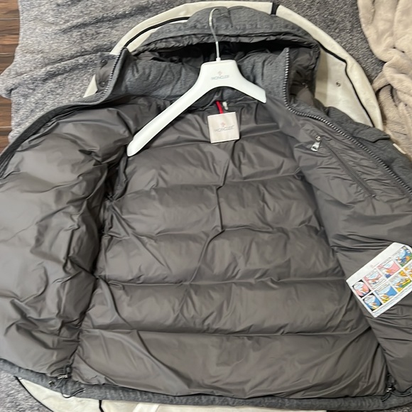 Brand new moncler puffy quality limited edition - Picture 8 of 8